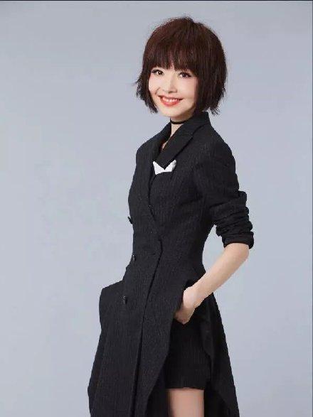 47岁鲁豫干练出行,全黑look暴露沙漏身材,发型23年从未改变