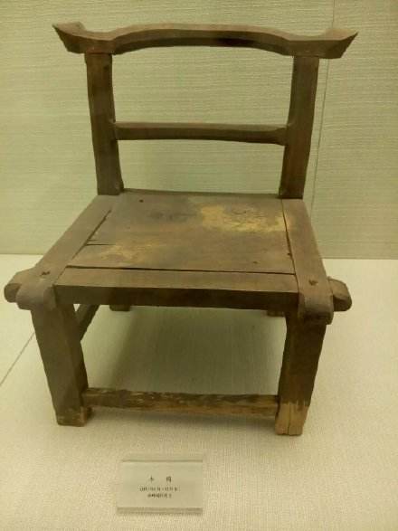 谁说汉代没"凳子",你看东汉画像石西王母拓片,上面的东西是啥