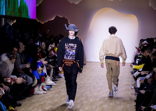 资料图片:2019年2月,中国服装品牌李宁亮相纽约时装周。(新华社)