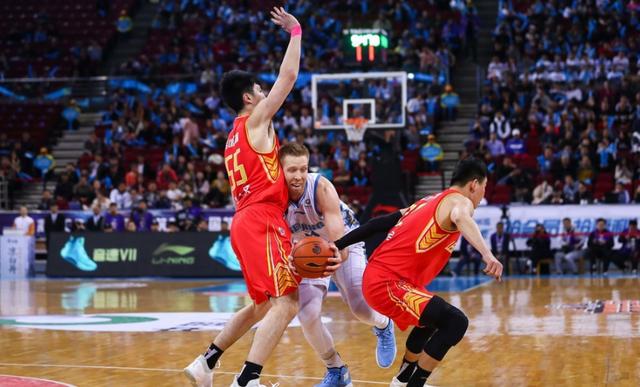 拜克斯21+8+7深圳再胜北京进 抢5 ,邱天0分1篮