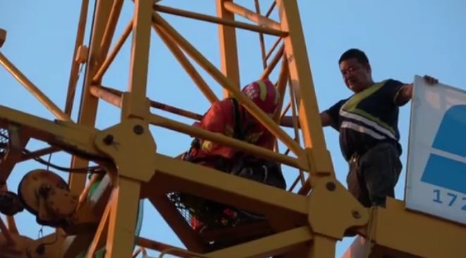 男子凌晨爬到50米高的地方,待了一天一夜