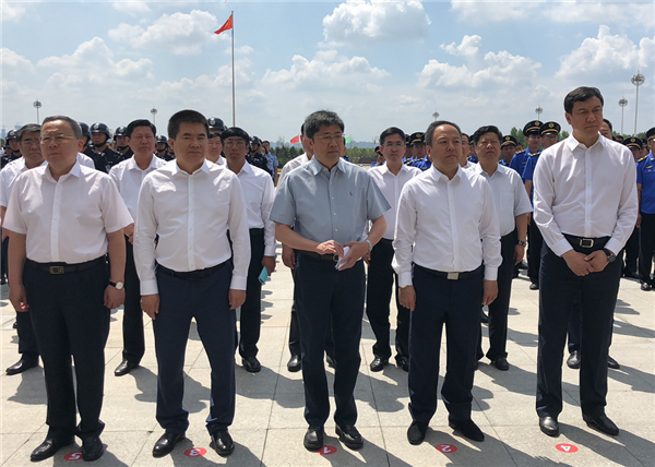 王兆力,孙喆,高大伟和松北区区长王铁立共同为新区管委会揭牌,艾立明