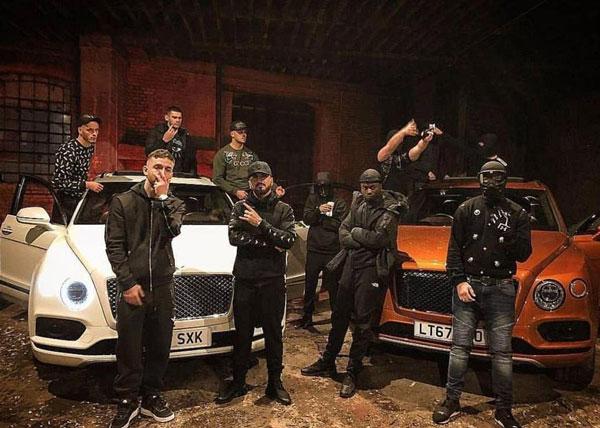 伦敦毒品交易黑帮公开炫耀枪支钱财