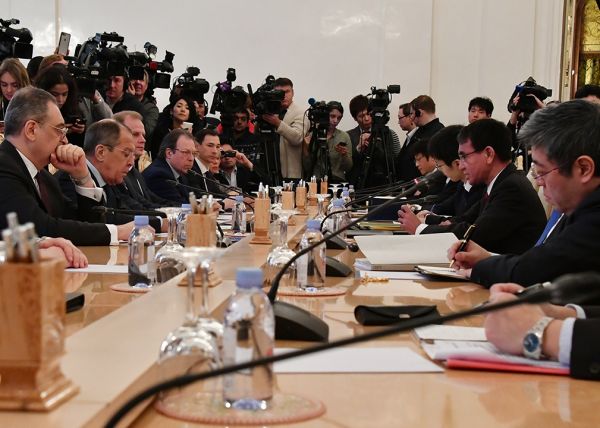  2018年1月14日，日本外相河野太郎与俄罗斯外长拉夫罗夫举行会谈。（日本外务省）