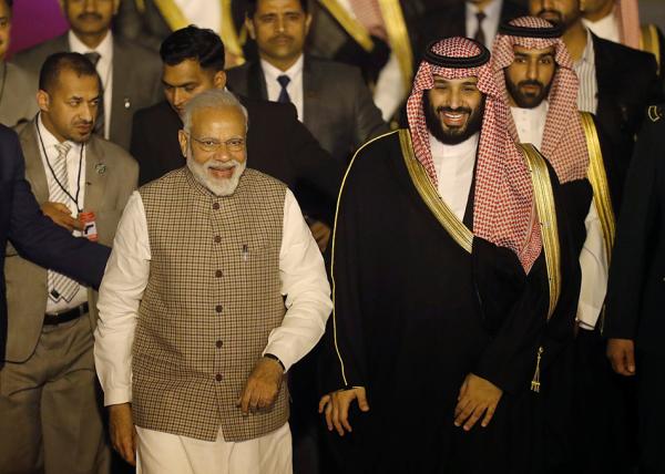 当地时间2019年2月19日，印度新德里，沙特王储穆罕默德·本·萨勒曼抵达当地，对印度展开访问。印度总理莫迪亲赴机场迎接。 视觉中国 图