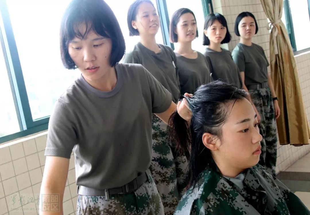 有这样一群女孩剪断飘逸的长发,脱下美丽的衣裳,来到军营