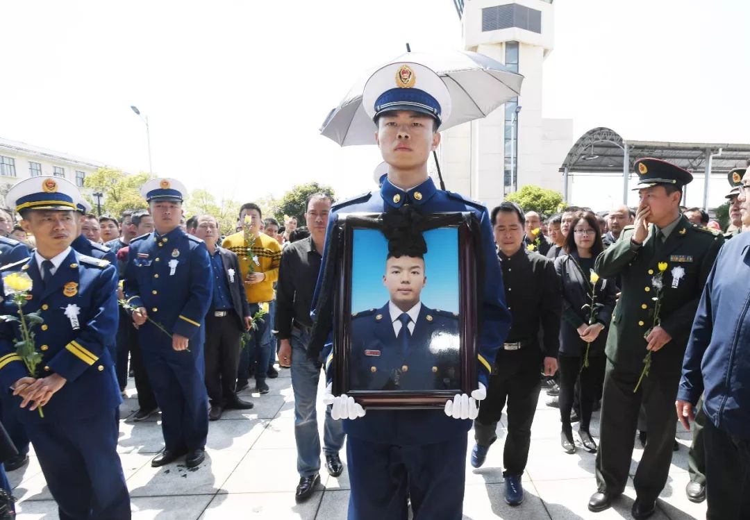 等候的人们   他们牵着横幅,手棒着鲜花   声声呼唤,呐喊   "周鹏烈士