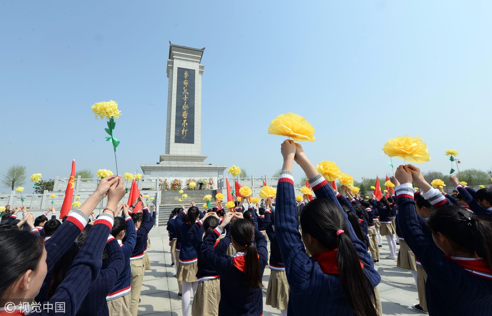 多地小学生清明前祭扫英烈