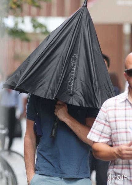 好莱坞明星躲狗仔的奇葩方法 纸袋套头的不止一个人!