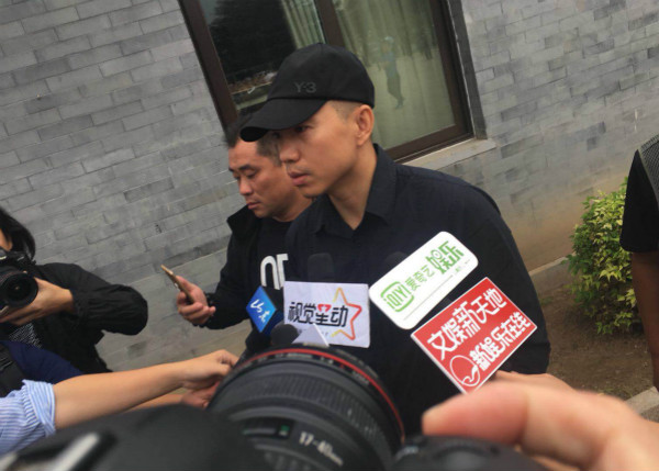 八点半左右,北京泥人张的传承人将他们连夜雕刻两天,雕成单先生泥塑送