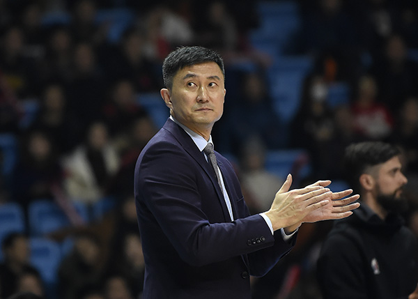 杜锋在场边指挥比赛.视觉中国