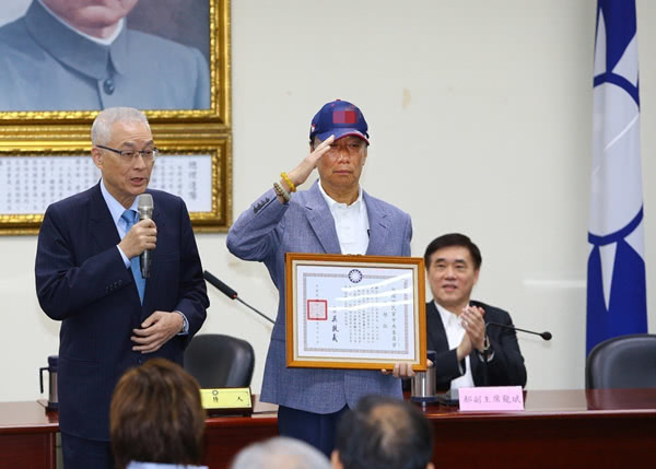 4月17日，郭台铭获发国民党荣誉状，宣布参选2020  图自《联合报》