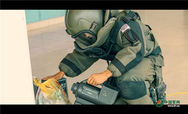 这不是电影,他们却是真正的拆弹专家