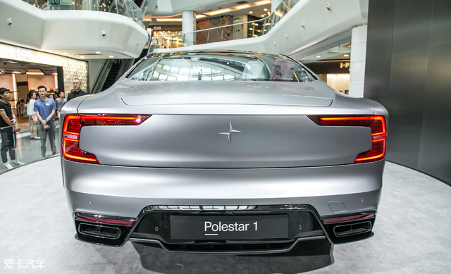 相比于车头的"气势汹汹",polestar 1的车尾线条干练不少.