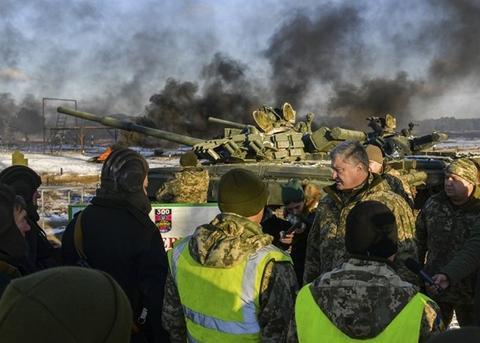 乌克兰总统波罗申科视察部队（图：美联社）