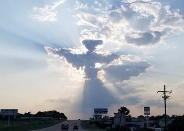 美国得州上空现壮观"天使云" 网友叹:神迹(图)