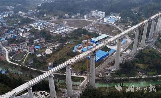 黔张常铁路来凤段进入道砟铺轨阶段