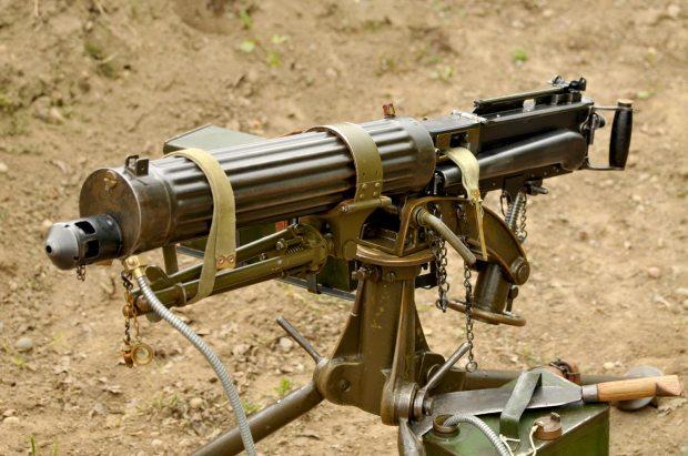 英国父子将磁铁扔河里寻宝,竟捞出一战著名机枪:维克斯机枪