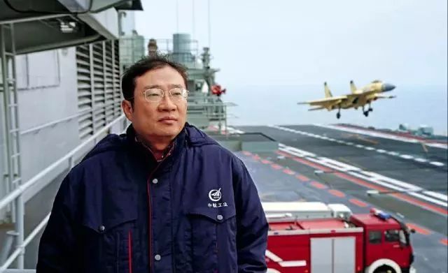 2012年11月21日，罗阳在航母“辽宁舰”歼-15舰载机起降飞行训练现场