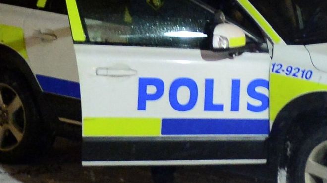 斯德哥尔摩，一辆前来逮捕嫌疑人的警车。图源：BBC