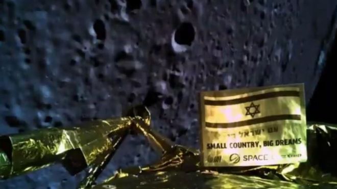 以色列太空飞行器“Beresheet”在着陆前所拍摄到的月球表面。同时也能看到航天器标志中写着“小国家，大梦想”等字样。（图源：美国CNBC）