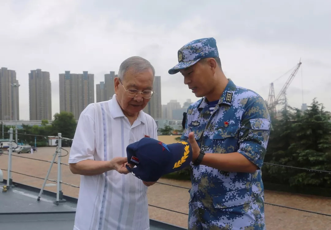 开学第一课遇上抗战胜利纪念日参观军舰别有意义