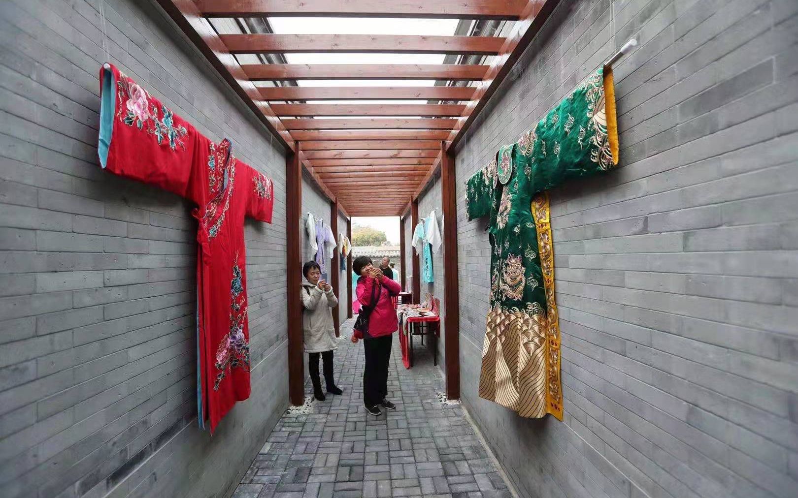 年,公私合营,17家剧装行业的私营门店,个体作坊合并成北京刺绣剧装厂