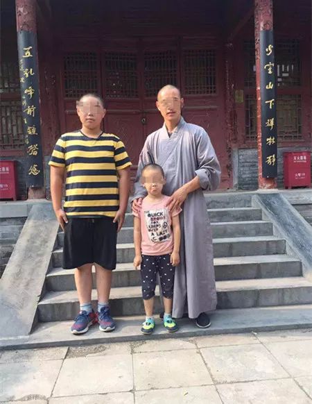 　　▲2017年8月14日，程昊和程杰在少林寺拜师，穿僧衣者为释延洹。受访者供图
