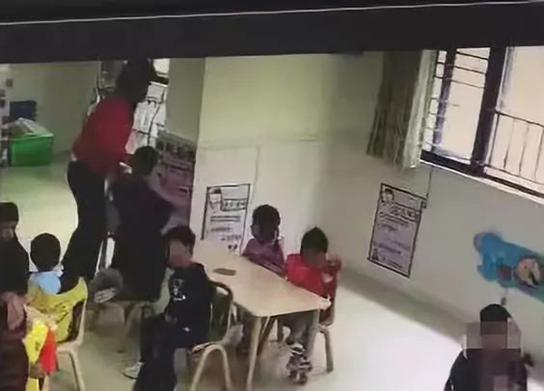 视频截图:疑似体罚学
