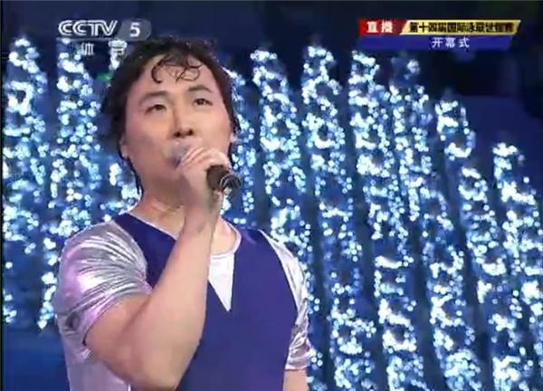  歌唱家廖昌永演唱途中跳下水，上岸后完成歌曲。图片来自网络