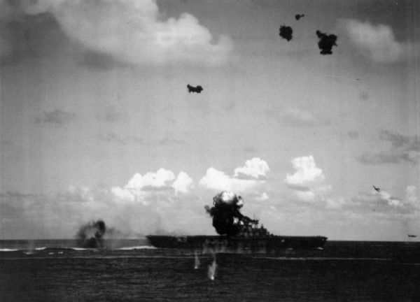  资料图：遭受日军轰炸机攻击的“黄蜂”号航母。