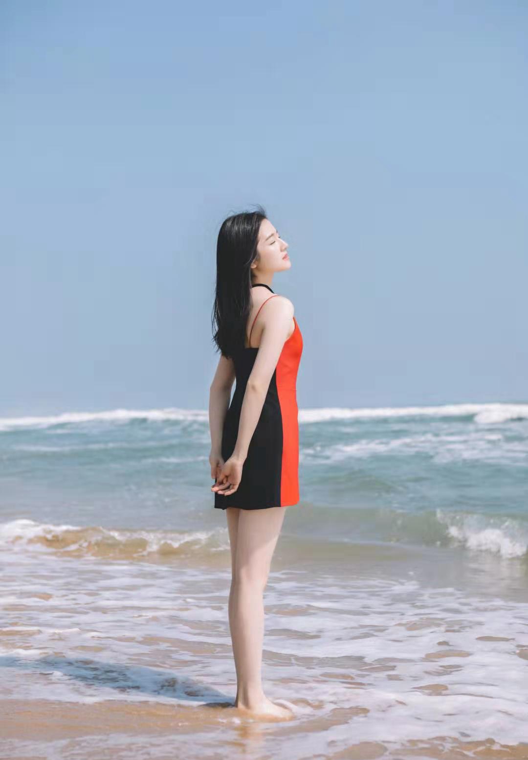 李兰迪牵白马海边拍照,穿拼色吊带裙小秀性感,95后女孩不简单!