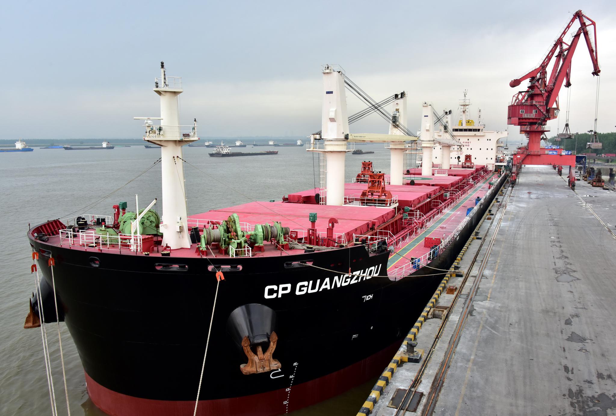 长江深水航道向全球开放 5万吨级海轮可直达南京港