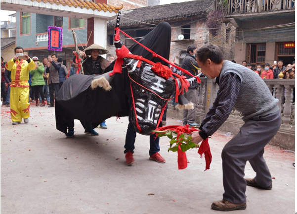 江永县源口瑶族乡的村民走街串巷"耍春牛"闹新春,祈求来年风调雨顺