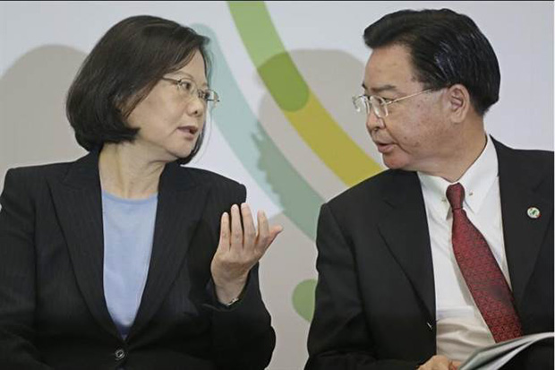 蔡英文(左)与吴钊燮(右) 图自中时电子报
