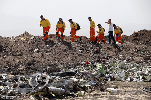 当地时间3月12日，埃塞俄比亚航空坠机现场清理工作持续  @视觉中国