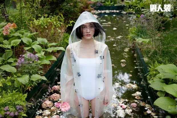 张雪迎登上《男人装》封面!纤细锁骨线条惊艳