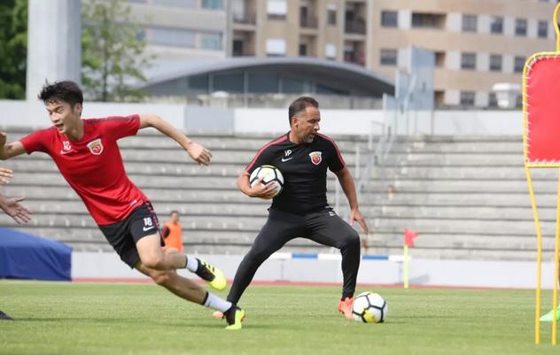 首练量不少上港掀起"c罗热",卡瓦略邀请贺惯家中做客