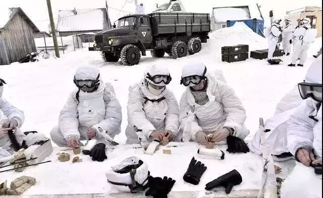 这什么骚操作烈日暴晒下穿一身雪地迷彩衣搞什么