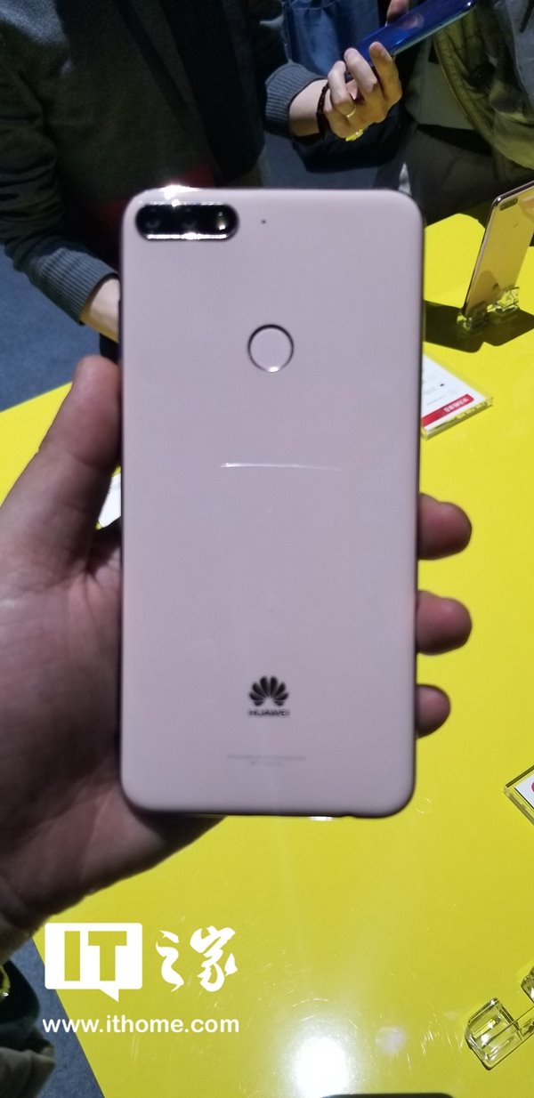 华为畅享8系列现场上手实拍图