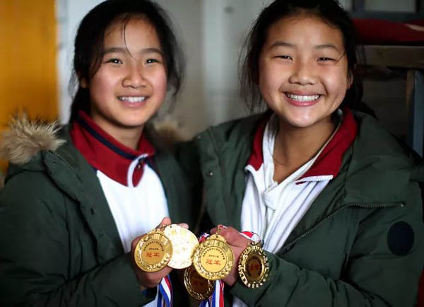 这是范钦刚(后排中)和蒿坝镇中心校女子篮球队队员