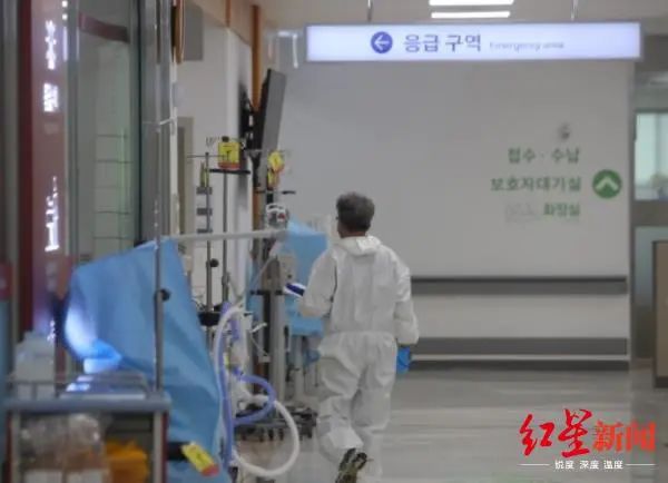 ↑大邱市南区岭南大学医院急诊室，一名身穿防护服的医护人员正走向病房（图据：韩联社）