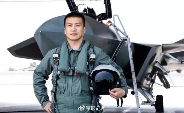 歼20编队长机飞行员:被叫"疯子"挺好 可让对手更怕