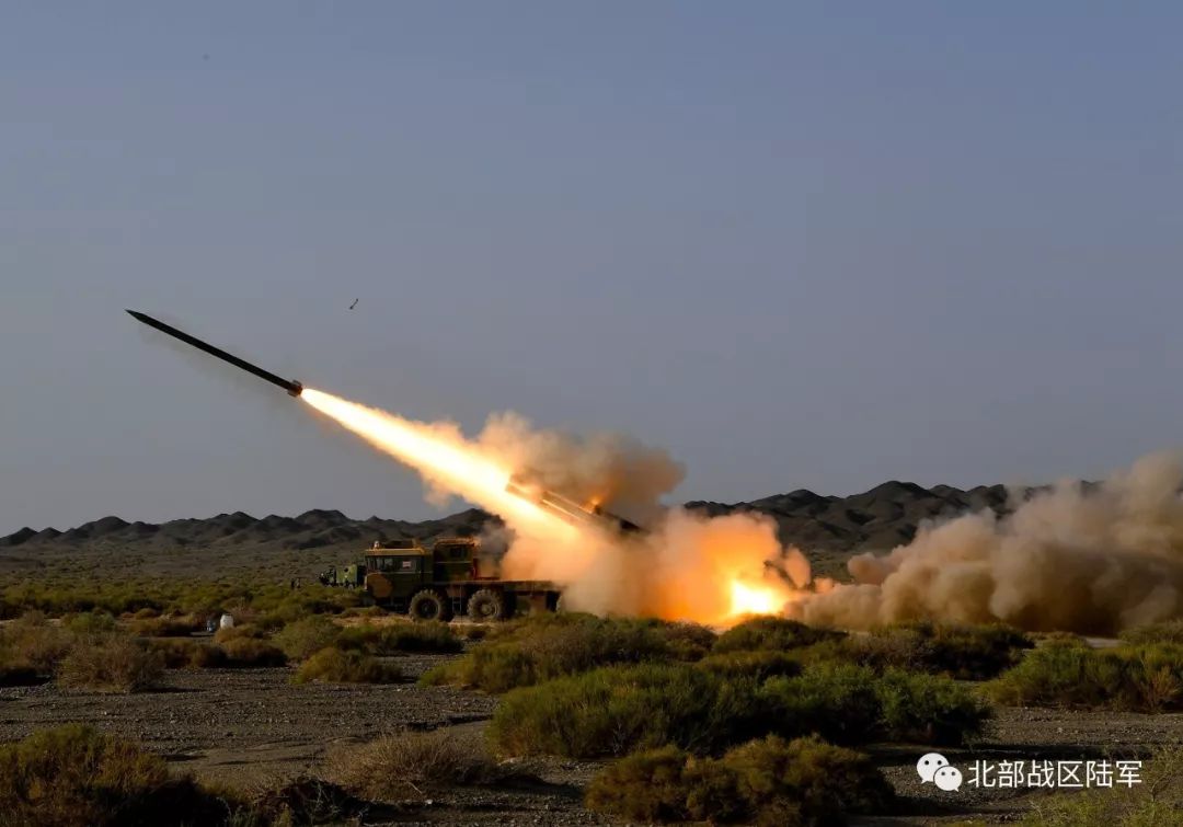 炮弹出膛瞬间;▲ 战士们正在付于火炮诸元;▲ 齐射;▲ 集群覆盖