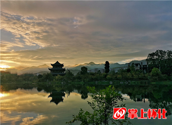 洪江市朝霞下的相思湖公园水畔