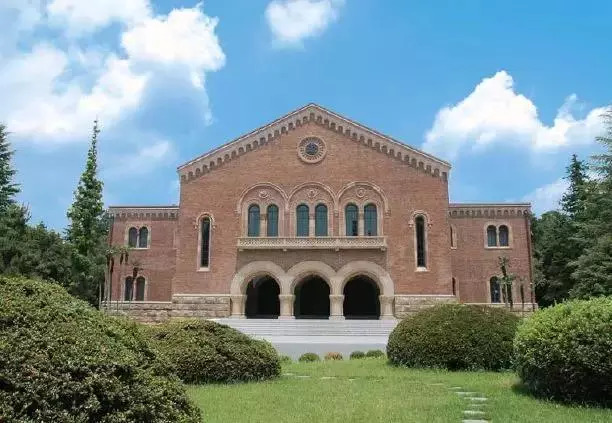 是一所本部位于日本福冈县福冈市的国立综合大学,前身是