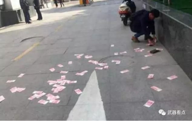 女子街头撒钱,路人捡钱装兜里,老人说出六个字,路人把钱归还