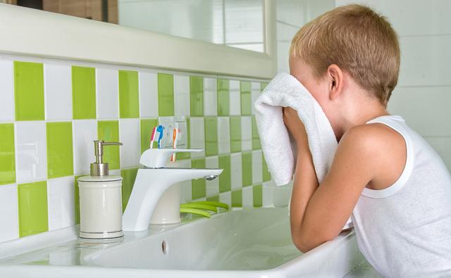 屈老师托班健康教案学习自己洗脸