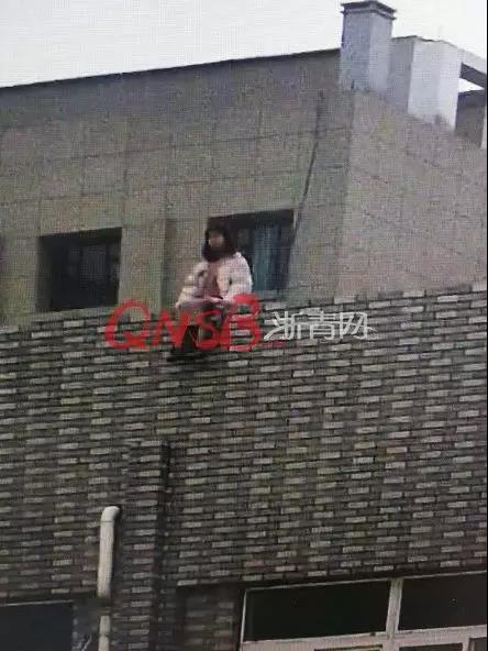 警方赶到现场时,天已经黑透了,女孩仍坐在楼顶,晃荡着双腿。