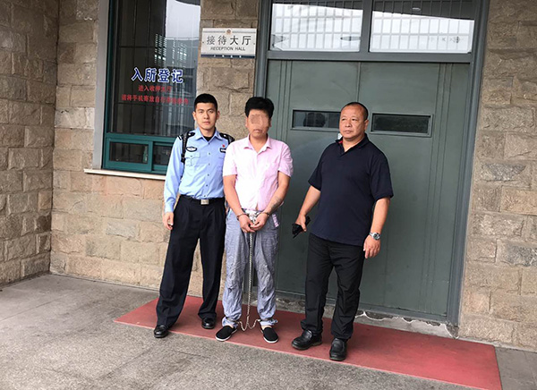 犯罪嫌疑人杜某梁(左二)